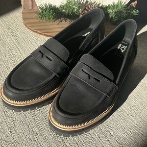 Toms Black and Tan Women's Loafers (7.5)
